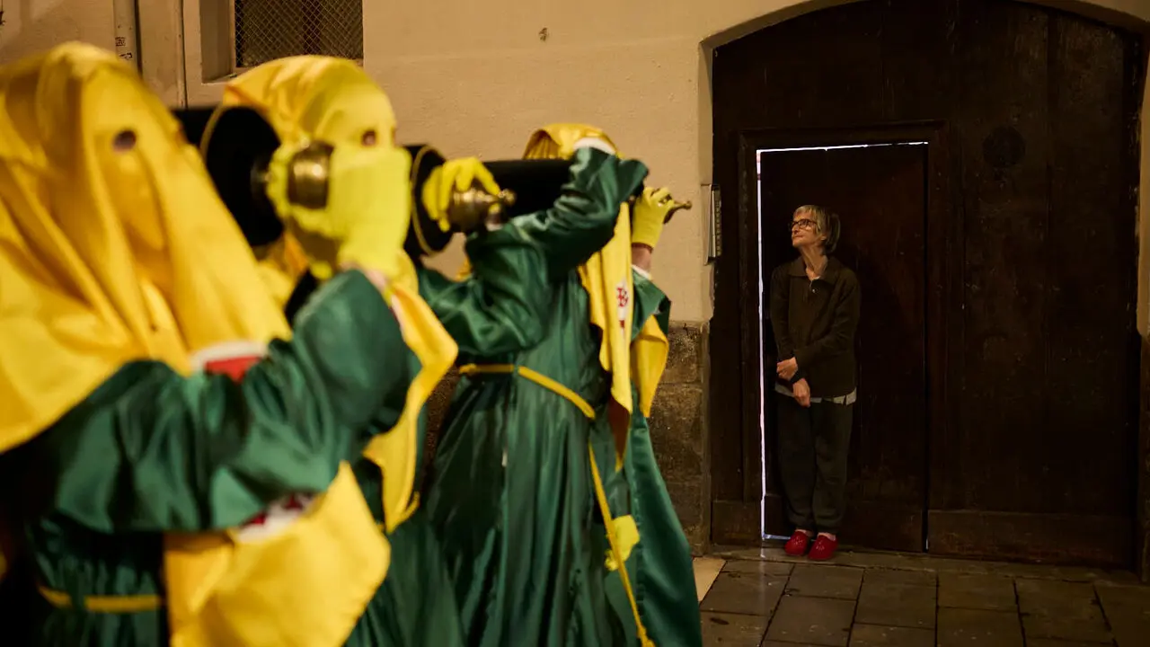 Retorno de la V&iacute;rgen Dolorosa a la iglesia de San Lorenzo durante la Semana Santa de 2026. PABLO LASAOSA