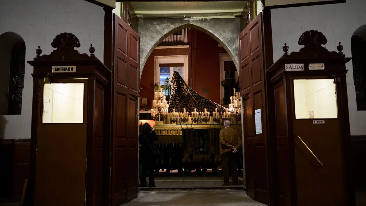 Retorno de la V&iacute;rgen Dolorosa a la iglesia de San Lorenzo durante la Semana Santa de 2026. PABLO LASAOSA