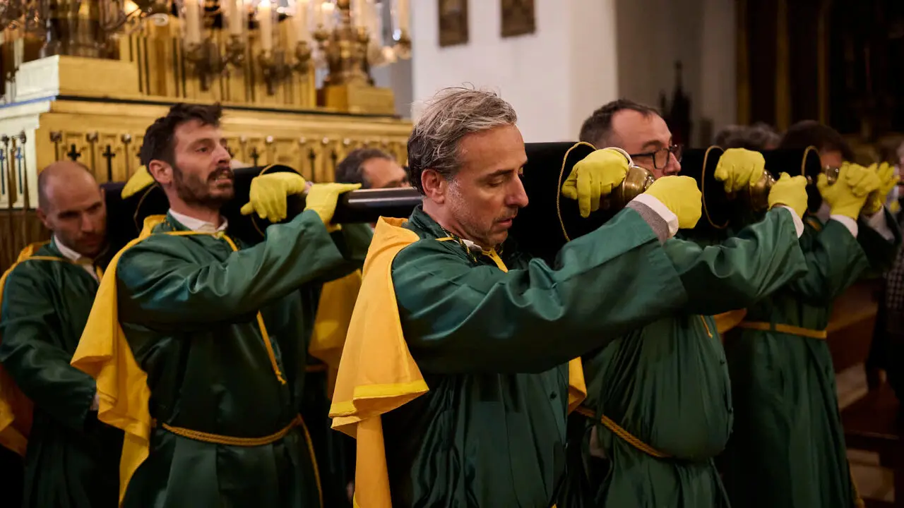 Retorno de la V&iacute;rgen Dolorosa a la iglesia de San Lorenzo durante la Semana Santa de 2026. PABLO LASAOSA