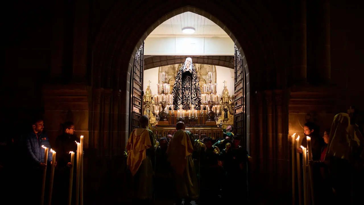 Retorno de la V&iacute;rgen Dolorosa a la iglesia de San Lorenzo durante la Semana Santa de 2026. PABLO LASAOSA