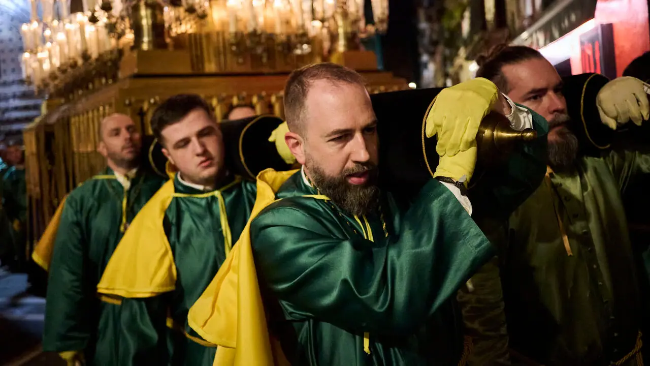 Retorno de la V&iacute;rgen Dolorosa a la iglesia de San Lorenzo durante la Semana Santa de 2026. PABLO LASAOSA