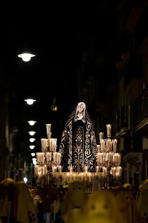 Retorno de la V&iacute;rgen Dolorosa a la iglesia de San Lorenzo durante la Semana Santa de 2026. PABLO LASAOSA