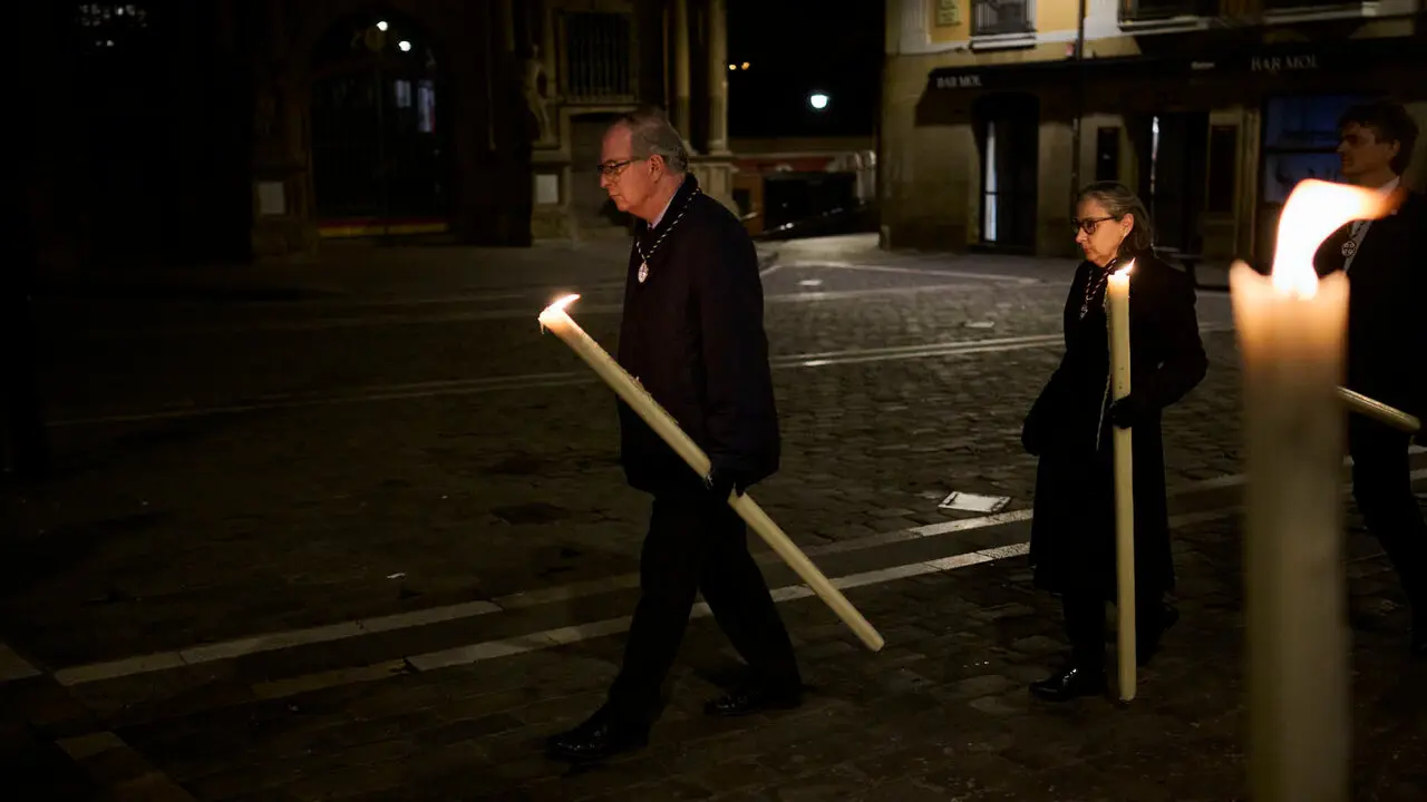Retorno de la V&iacute;rgen Dolorosa a la iglesia de San Lorenzo durante la Semana Santa de 2026. PABLO LASAOSA