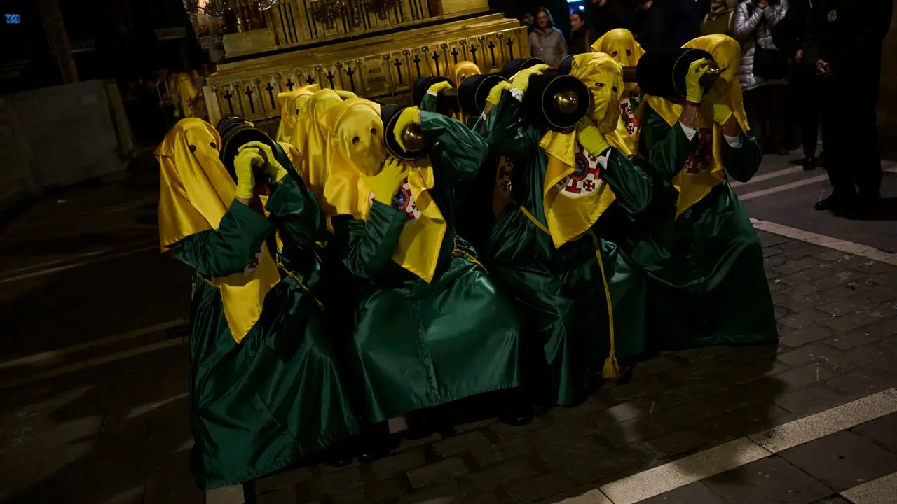 Retorno de la V&iacute;rgen Dolorosa a la iglesia de San Lorenzo durante la Semana Santa de 2026. PABLO LASAOSA