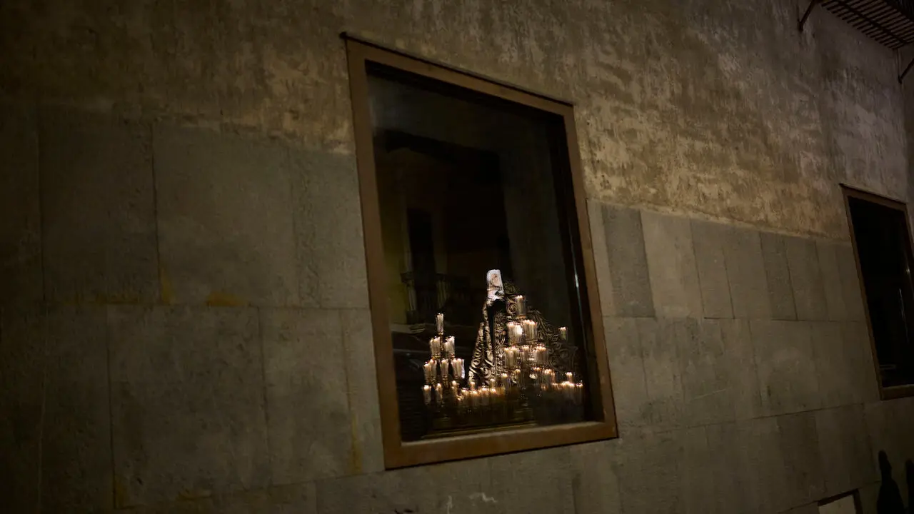 Retorno de la V&iacute;rgen Dolorosa a la iglesia de San Lorenzo durante la Semana Santa de 2026. PABLO LASAOSA