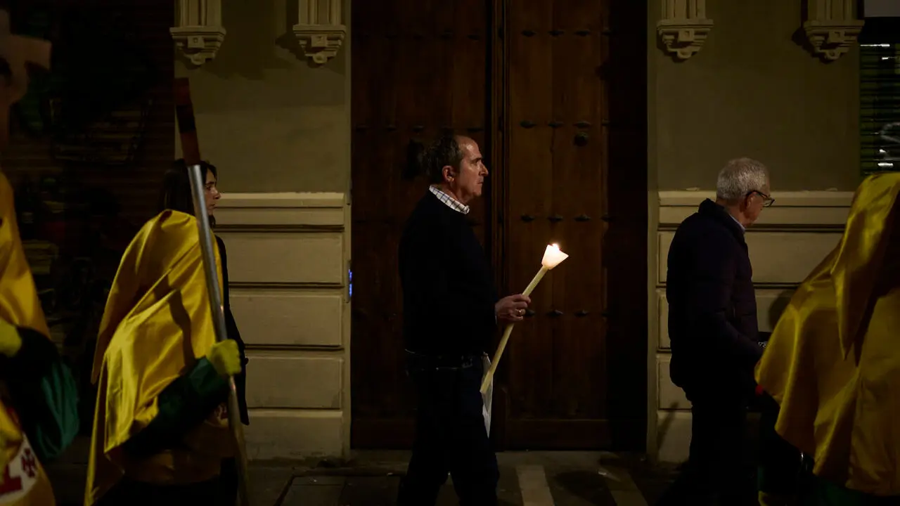 Retorno de la V&iacute;rgen Dolorosa a la iglesia de San Lorenzo durante la Semana Santa de 2026. PABLO LASAOSA