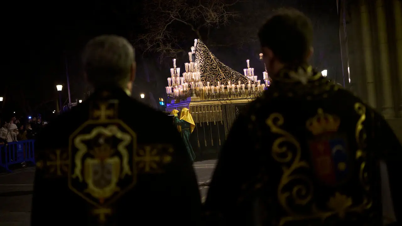 Retorno de la V&iacute;rgen Dolorosa a la iglesia de San Lorenzo durante la Semana Santa de 2026. PABLO LASAOSA