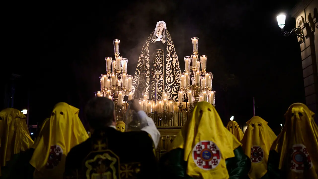 Retorno de la V&iacute;rgen Dolorosa a la iglesia de San Lorenzo durante la Semana Santa de 2026. PABLO LASAOSA