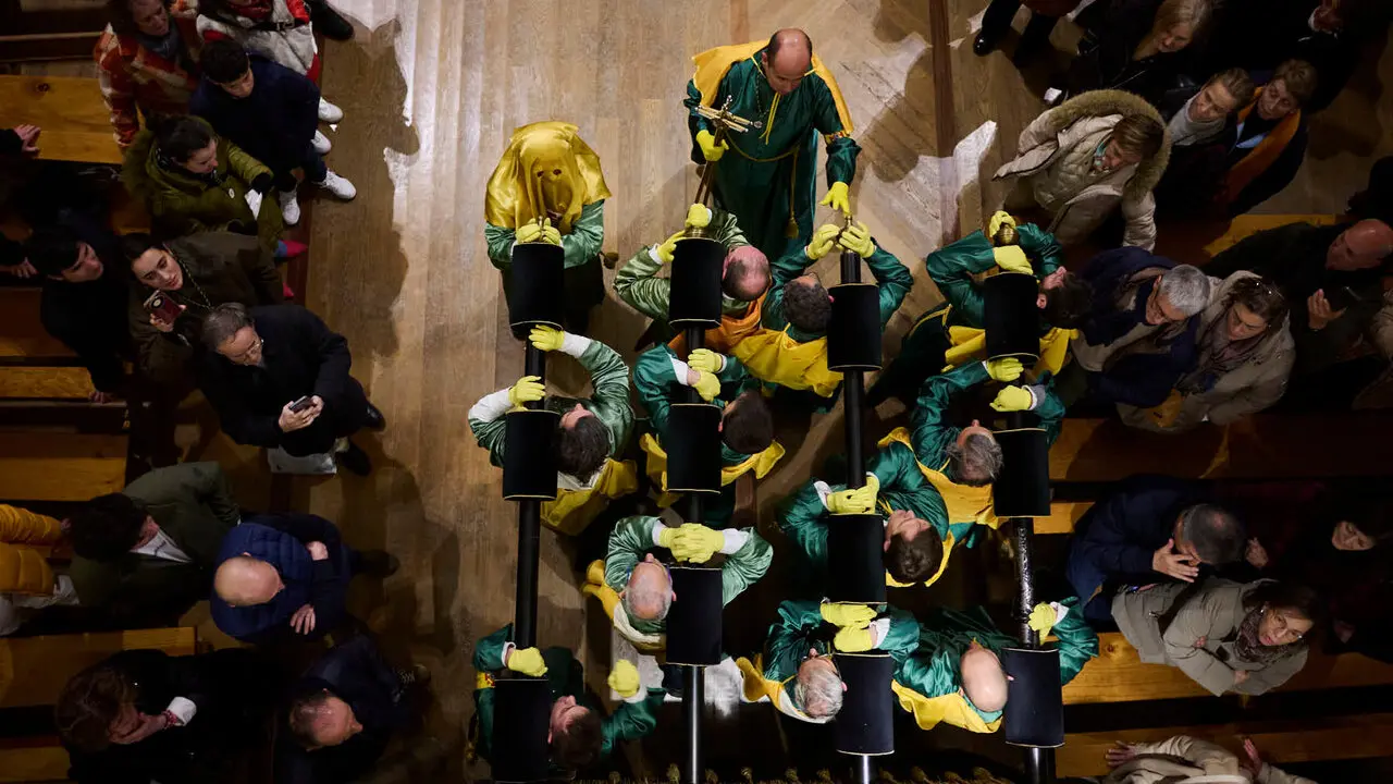 Retorno de la V&iacute;rgen Dolorosa a la iglesia de San Lorenzo durante la Semana Santa de 2026. PABLO LASAOSA
