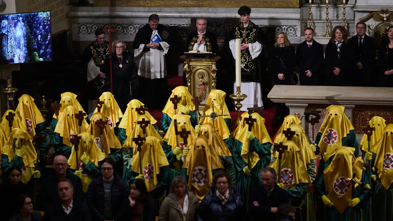 Retorno de la V&iacute;rgen Dolorosa a la iglesia de San Lorenzo durante la Semana Santa de 2026. PABLO LASAOSA