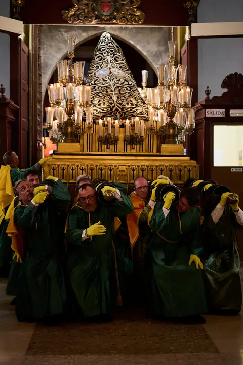 Retorno de la V&iacute;rgen Dolorosa a la iglesia de San Lorenzo durante la Semana Santa de 2026. PABLO LASAOSA