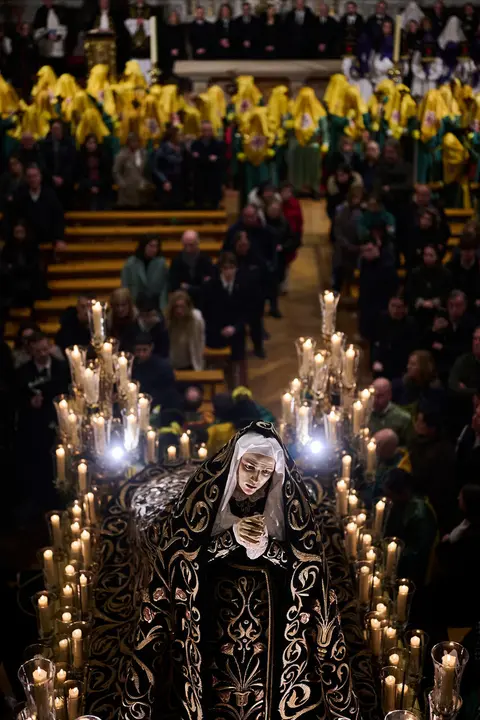 Retorno de la V&iacute;rgen Dolorosa a la iglesia de San Lorenzo durante la Semana Santa de 2026. PABLO LASAOSA