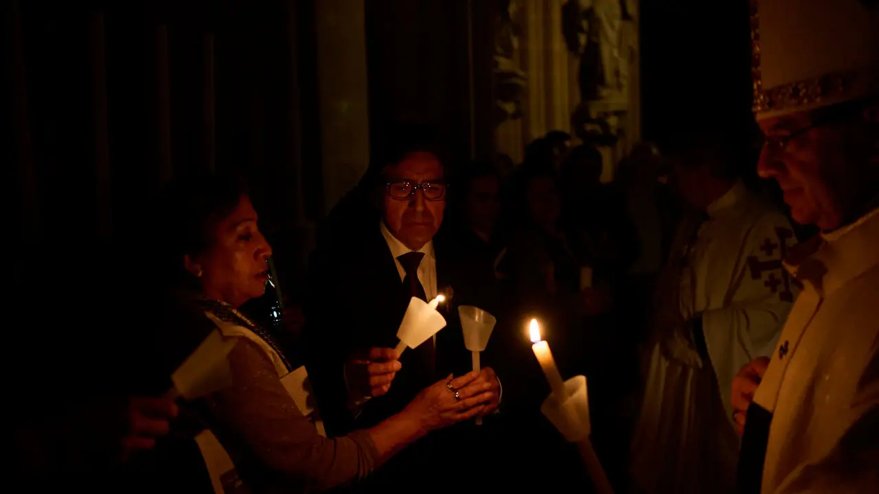 Vigilia Pascual en la Catedral de Pamplona durante la Semana Santa de 2026. PABLO LASAOSA
