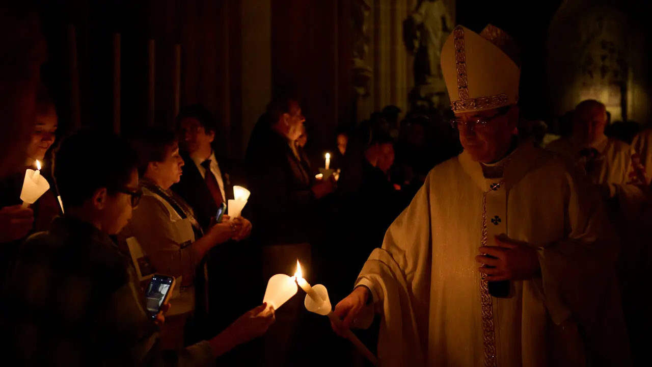 Vigilia Pascual en la Catedral de Pamplona durante la Semana Santa de 2026. PABLO LASAOSA