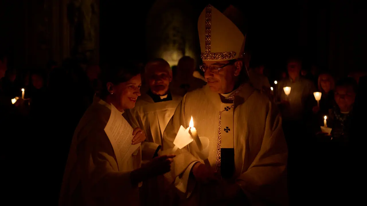 Vigilia Pascual en la Catedral de Pamplona durante la Semana Santa de 2026. PABLO LASAOSA