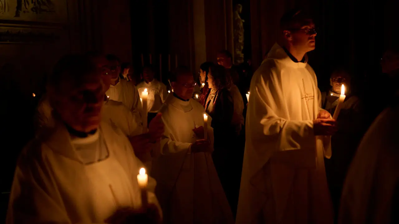 Vigilia Pascual en la Catedral de Pamplona durante la Semana Santa de 2026. PABLO LASAOSA