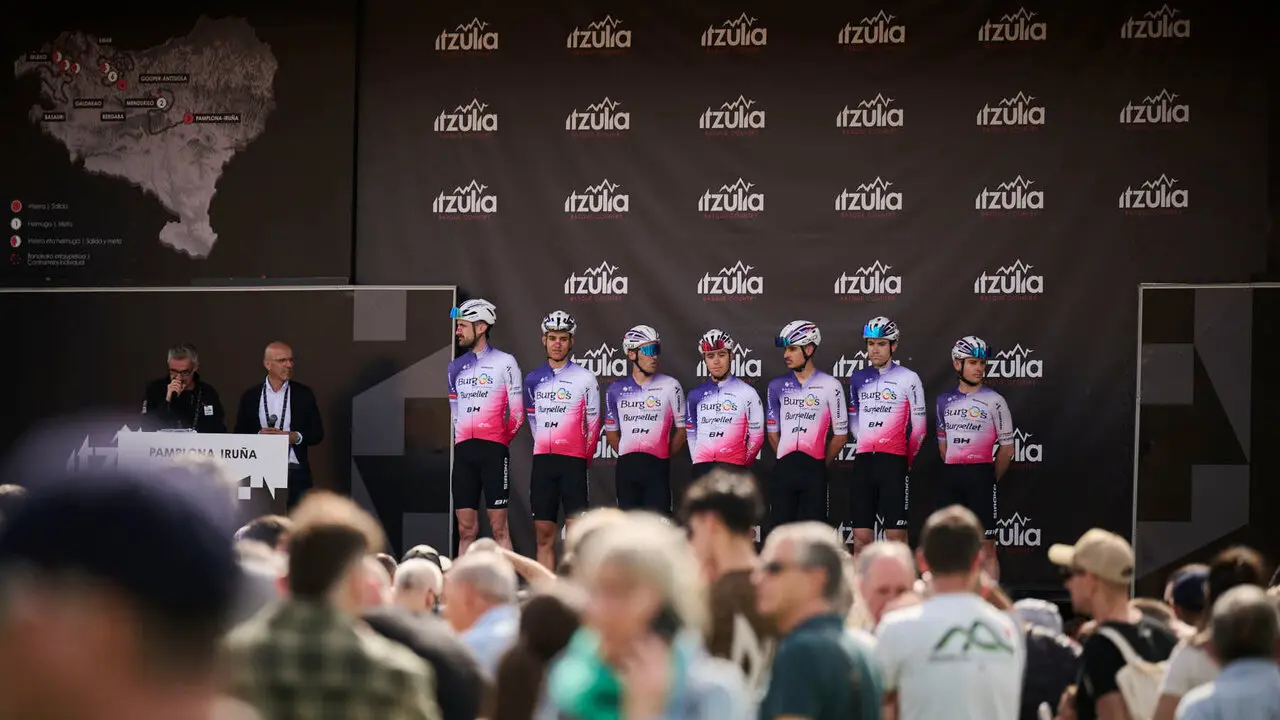 La Itzulia 2026 a su paso por el Ayuntamiento de Pamplona. PABLO LASAOSA