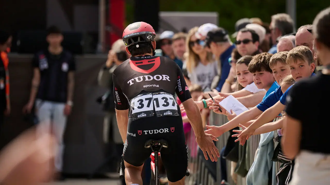 La Itzulia 2026 a su paso por el Ayuntamiento de Pamplona. PABLO LASAOSA