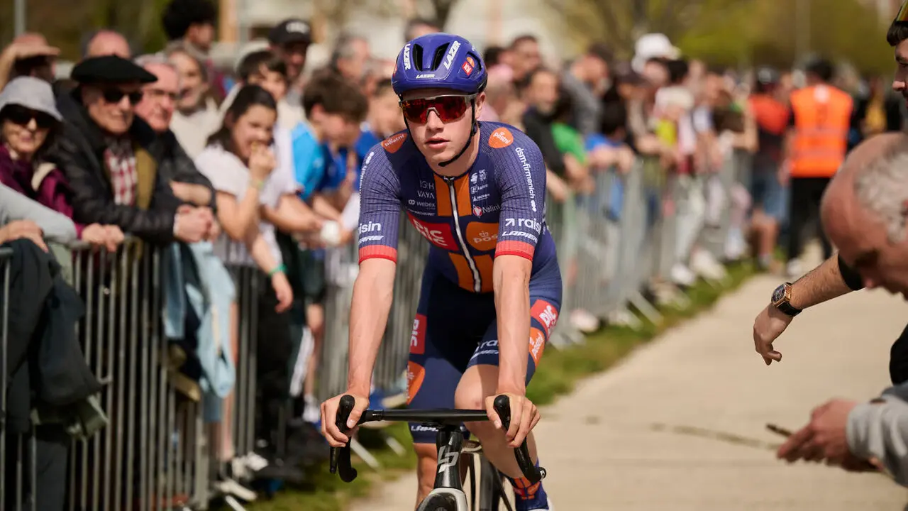 La Itzulia 2026 a su paso por el Ayuntamiento de Pamplona. PABLO LASAOSA