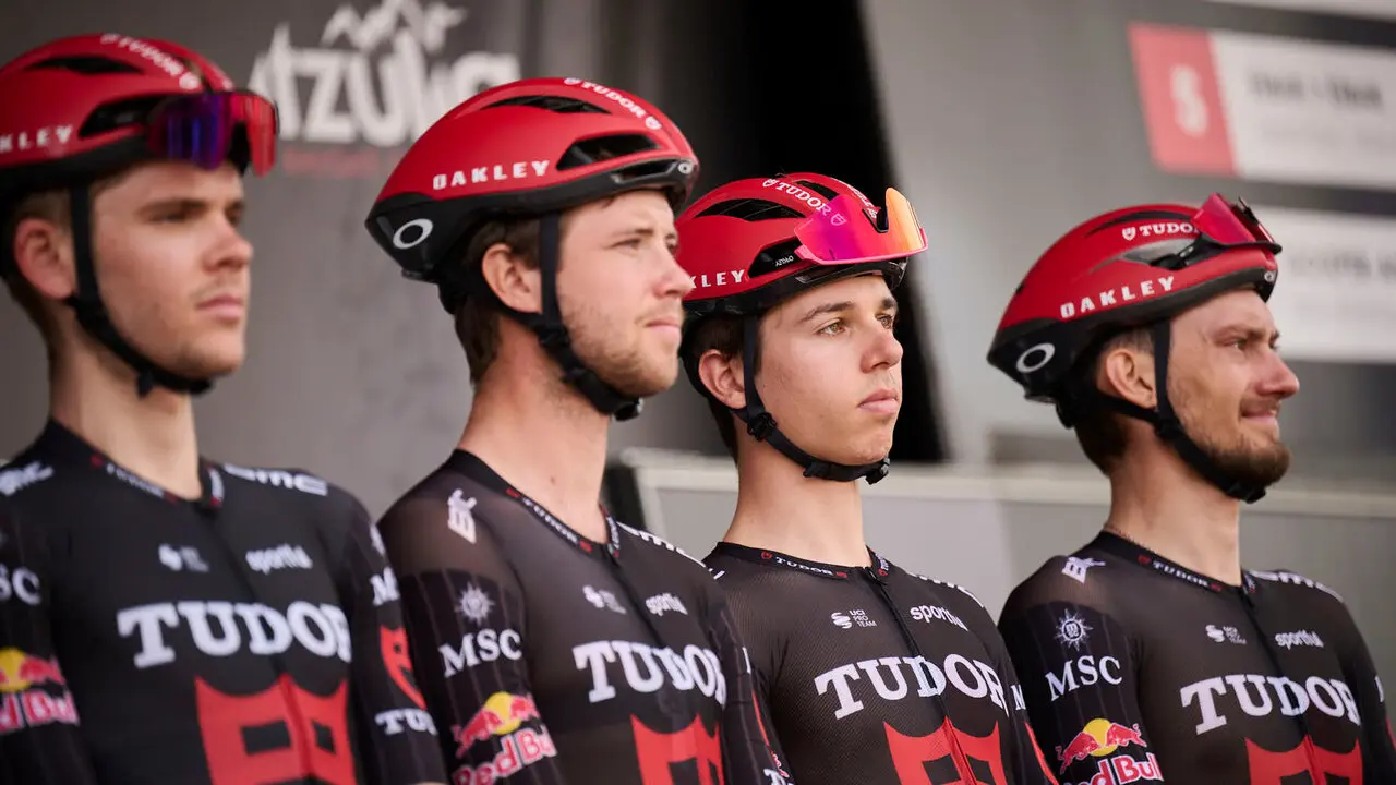 La Itzulia 2026 a su paso por el Ayuntamiento de Pamplona. PABLO LASAOSA