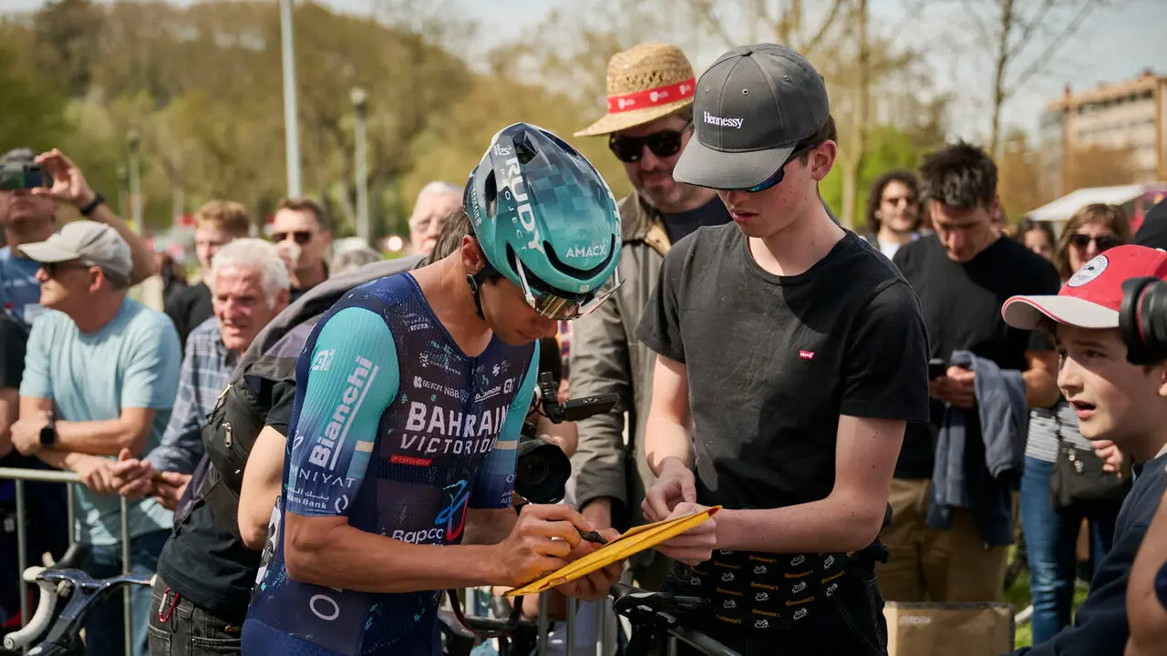 La Itzulia 2026 a su paso por el Ayuntamiento de Pamplona. PABLO LASAOSA
