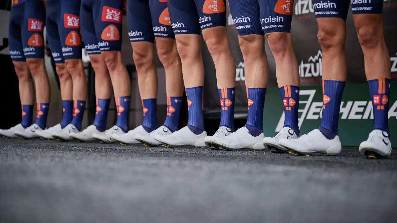 La Itzulia 2026 a su paso por el Ayuntamiento de Pamplona. PABLO LASAOSA