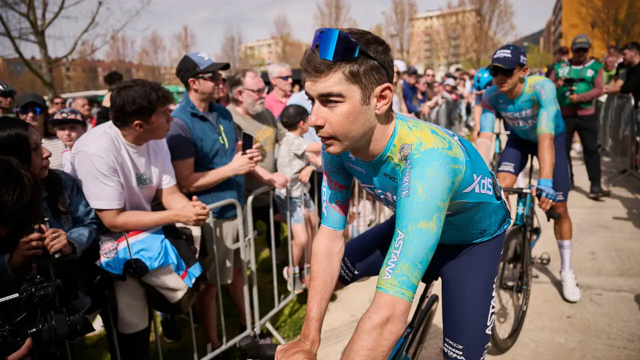 La Itzulia 2026 a su paso por el Ayuntamiento de Pamplona. PABLO LASAOSA