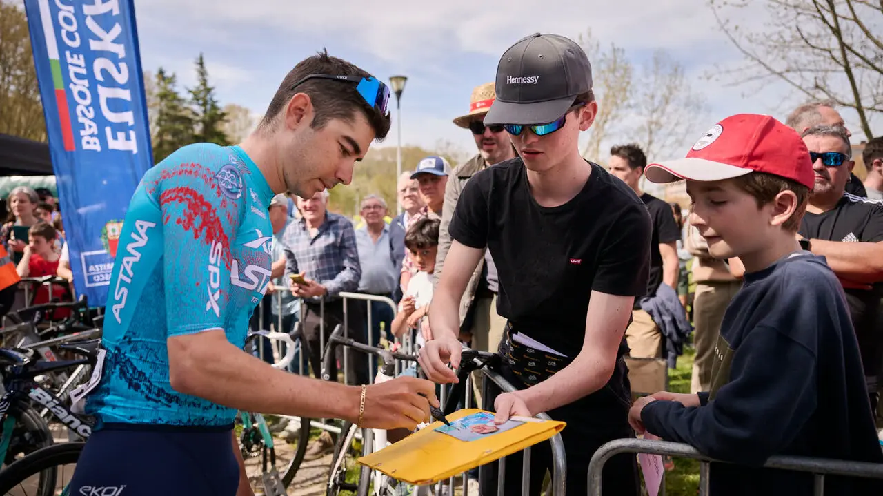 La Itzulia 2026 a su paso por el Ayuntamiento de Pamplona. PABLO LASAOSA