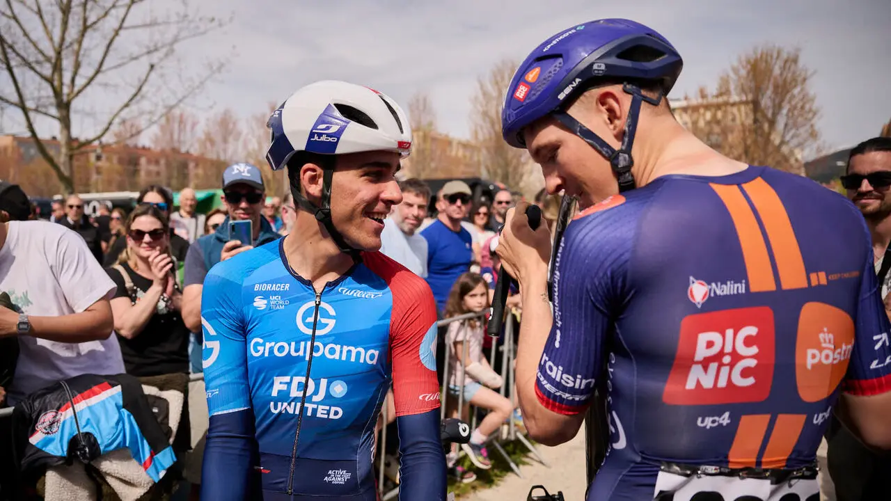La Itzulia 2026 a su paso por el Ayuntamiento de Pamplona. PABLO LASAOSA