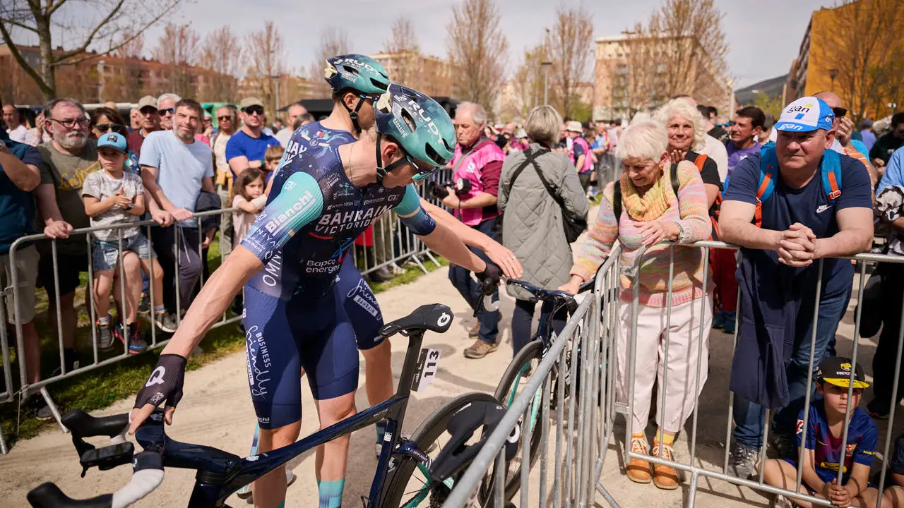 La Itzulia 2026 a su paso por el Ayuntamiento de Pamplona. PABLO LASAOSA
