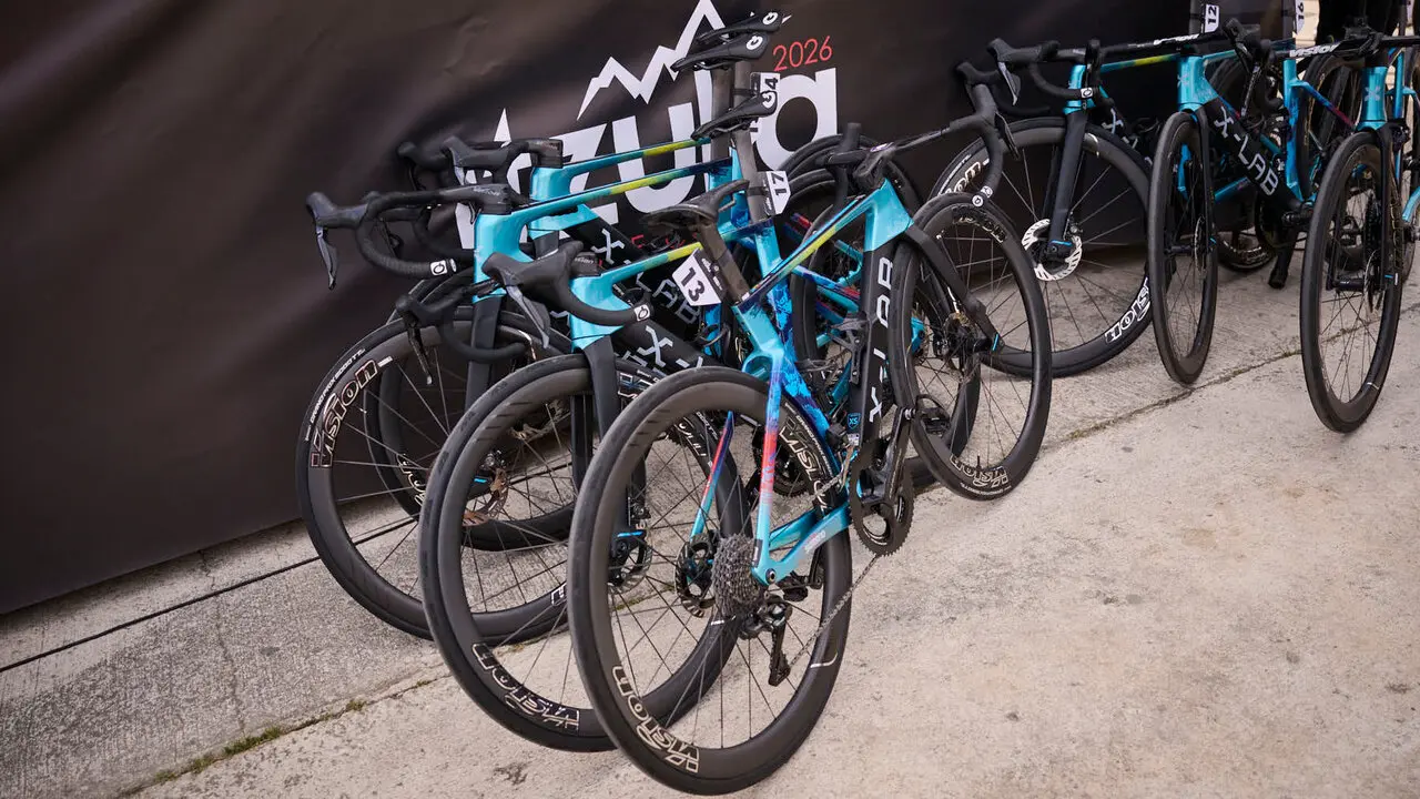 La Itzulia 2026 a su paso por el Ayuntamiento de Pamplona. PABLO LASAOSA