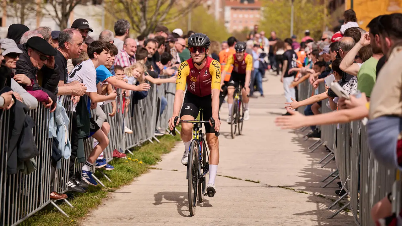 La Itzulia 2026 a su paso por el Ayuntamiento de Pamplona. PABLO LASAOSA