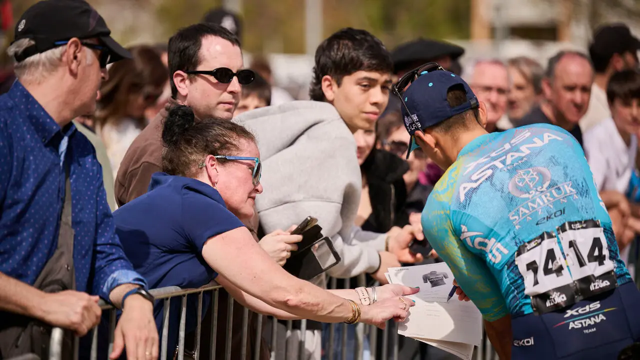 La Itzulia 2026 a su paso por el Ayuntamiento de Pamplona. PABLO LASAOSA