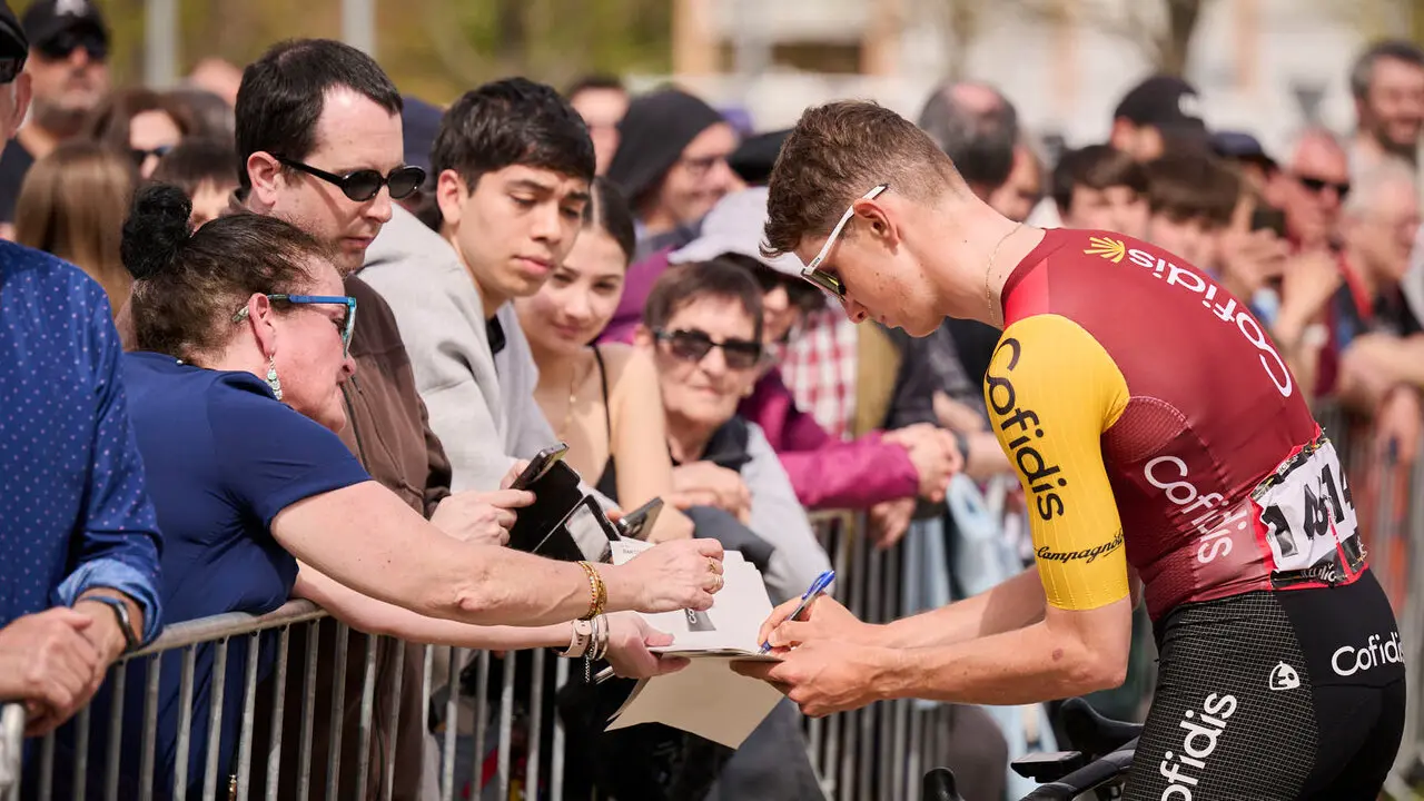 La Itzulia 2026 a su paso por el Ayuntamiento de Pamplona. PABLO LASAOSA