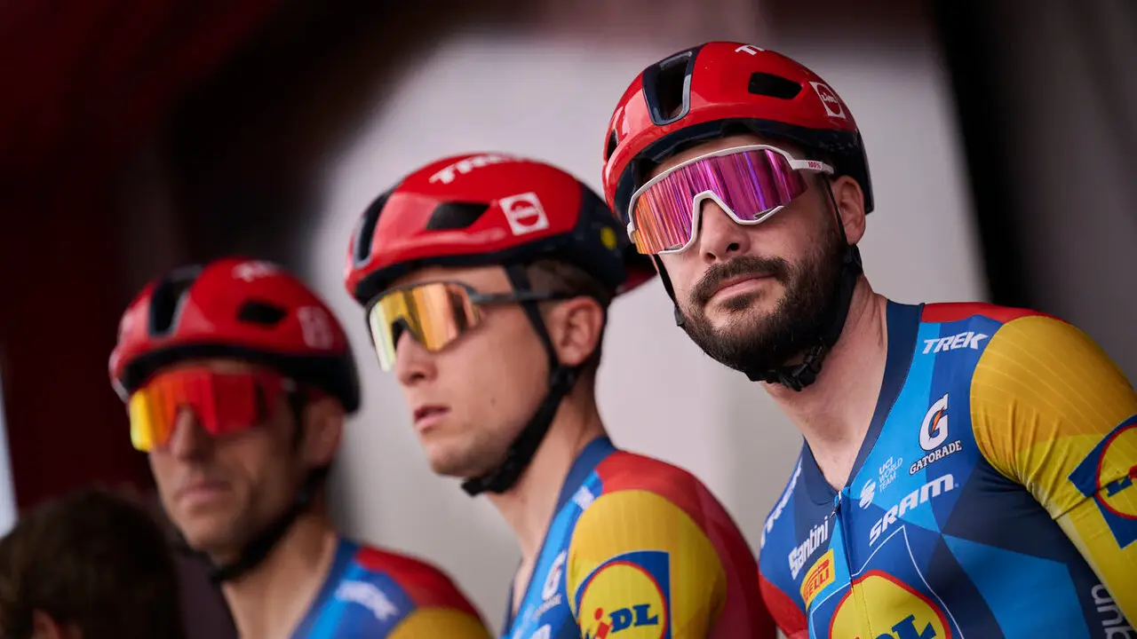 La Itzulia 2026 a su paso por el Ayuntamiento de Pamplona. PABLO LASAOSA