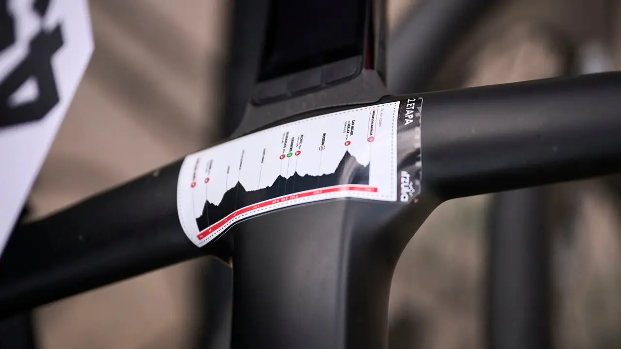 La Itzulia 2026 a su paso por el Ayuntamiento de Pamplona. PABLO LASAOSA