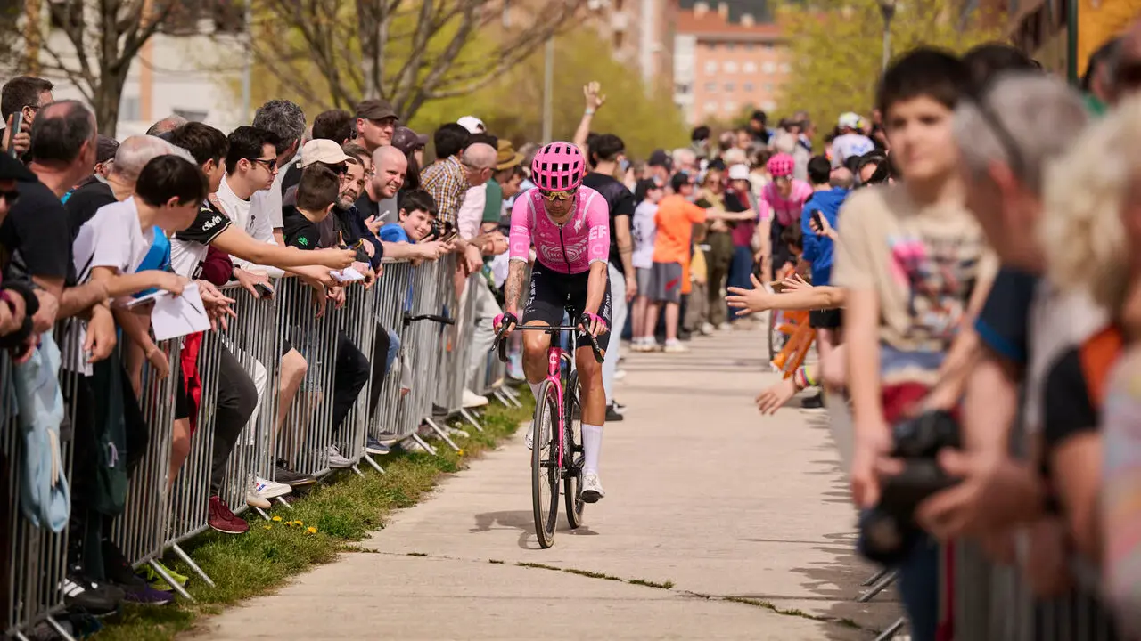 La Itzulia 2026 a su paso por el Ayuntamiento de Pamplona. PABLO LASAOSA