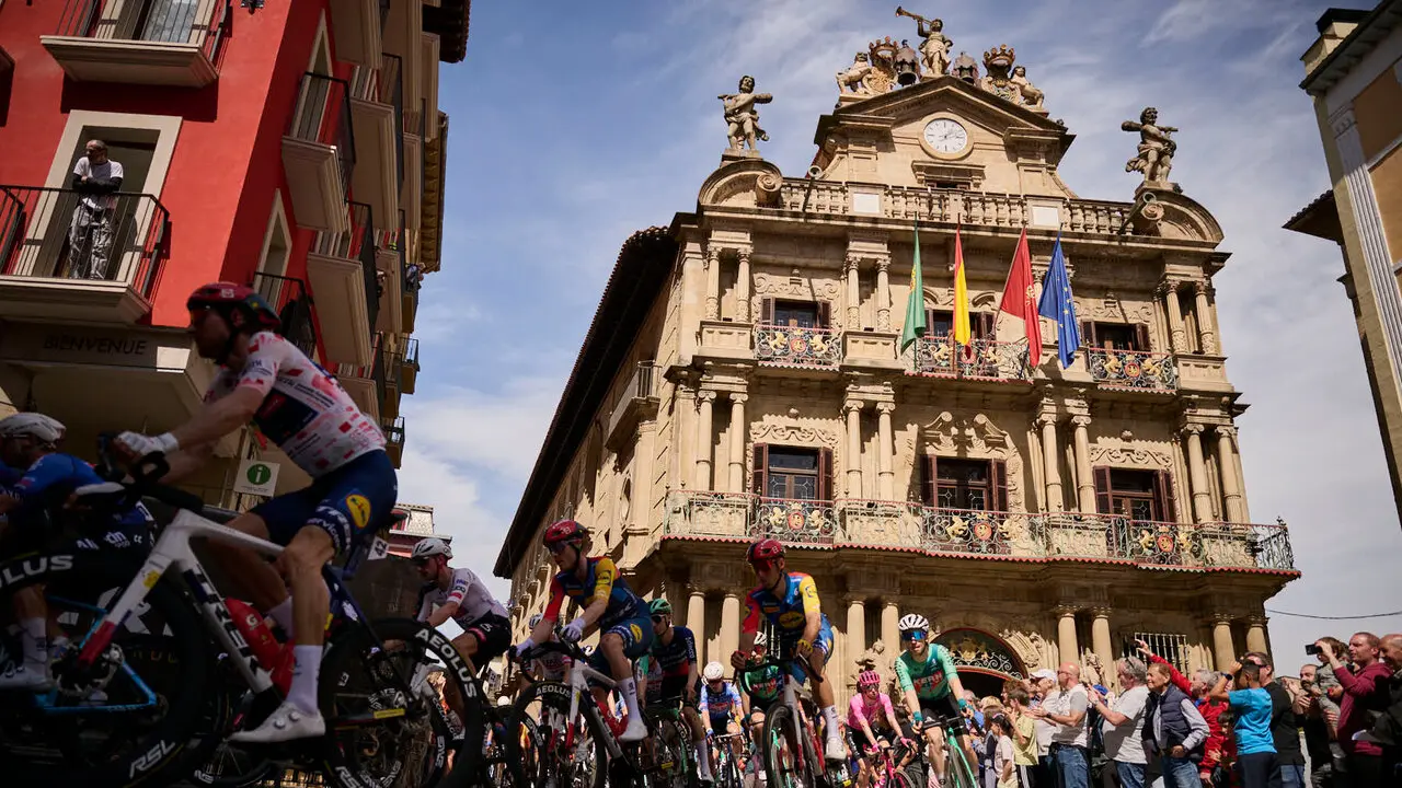 La Itzulia 2026 a su paso por el Ayuntamiento de Pamplona. PABLO LASAOSA