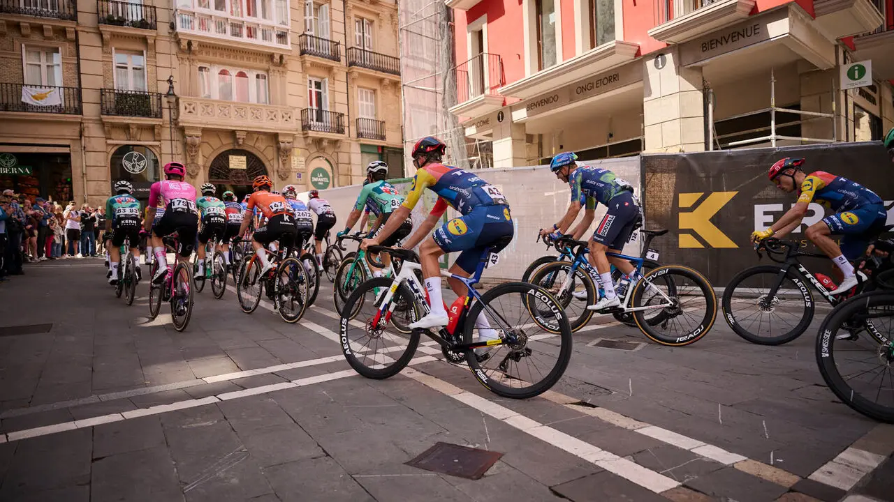 La Itzulia 2026 a su paso por el Ayuntamiento de Pamplona. PABLO LASAOSA