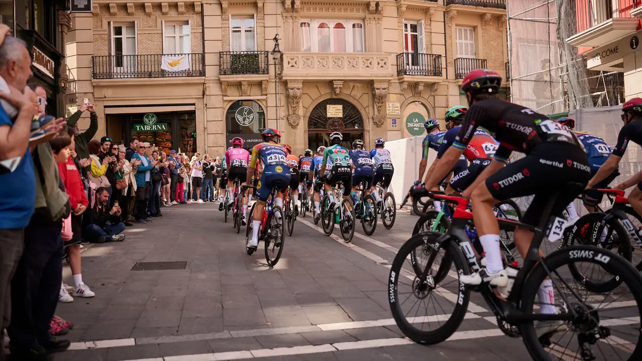 La Itzulia 2026 a su paso por el Ayuntamiento de Pamplona. PABLO LASAOSA
