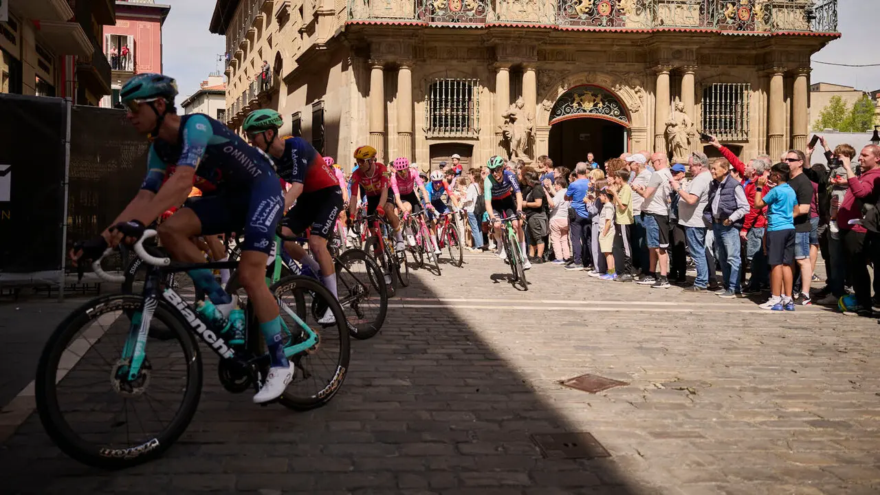 La Itzulia 2026 a su paso por el Ayuntamiento de Pamplona. PABLO LASAOSA