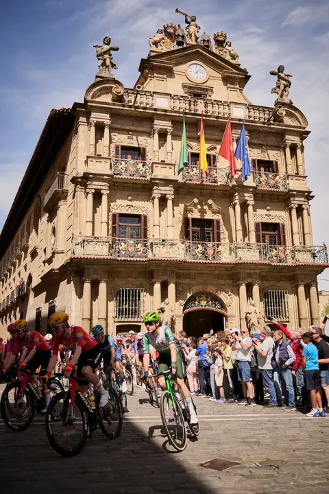 La Itzulia 2026 a su paso por el Ayuntamiento de Pamplona. PABLO LASAOSA