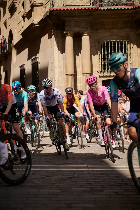 La Itzulia 2026 a su paso por el Ayuntamiento de Pamplona. PABLO LASAOSA
