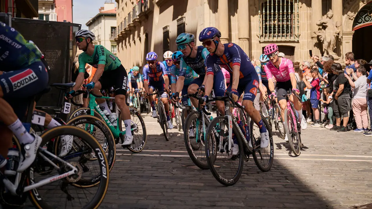 La Itzulia 2026 a su paso por el Ayuntamiento de Pamplona. PABLO LASAOSA