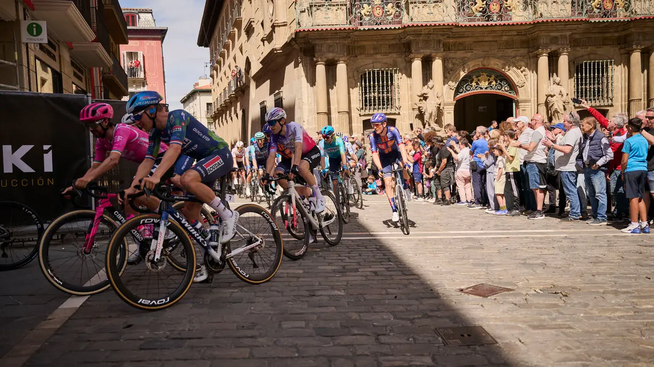 La Itzulia 2026 a su paso por el Ayuntamiento de Pamplona. PABLO LASAOSA