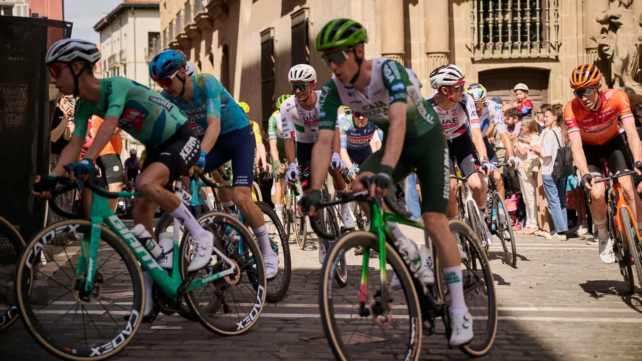 La Itzulia 2026 a su paso por el Ayuntamiento de Pamplona. PABLO LASAOSA
