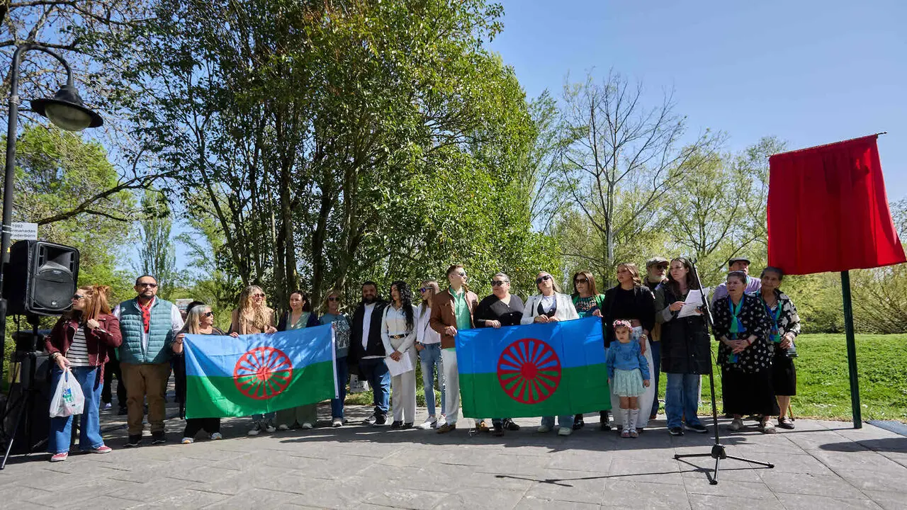 Descubrimiento de una placa de homenaje y reconocimiento al pueblo gitano y celebraci&oacute;n de la Ceremonia del r&iacute;o junto a las pasarelas del Arga en el D&iacute;a Internacional del Pueblo Gitano. I&Ntilde;IGO ALZUGARAY