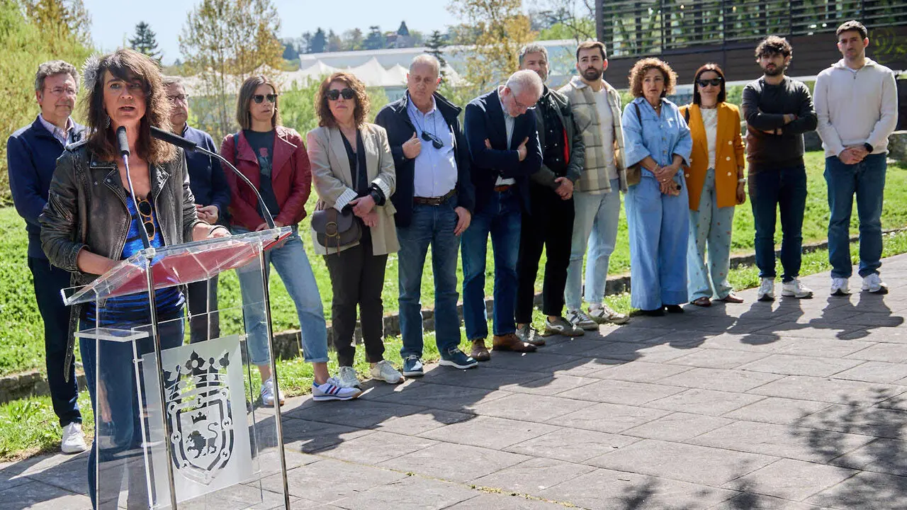 Descubrimiento de una placa de homenaje y reconocimiento al pueblo gitano y celebraci&oacute;n de la Ceremonia del r&iacute;o junto a las pasarelas del Arga en el D&iacute;a Internacional del Pueblo Gitano. I&Ntilde;IGO ALZUGARAY