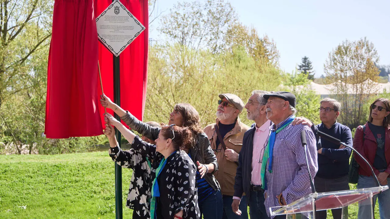 Descubrimiento de una placa de homenaje y reconocimiento al pueblo gitano y celebraci&oacute;n de la Ceremonia del r&iacute;o junto a las pasarelas del Arga en el D&iacute;a Internacional del Pueblo Gitano. I&Ntilde;IGO ALZUGARAY