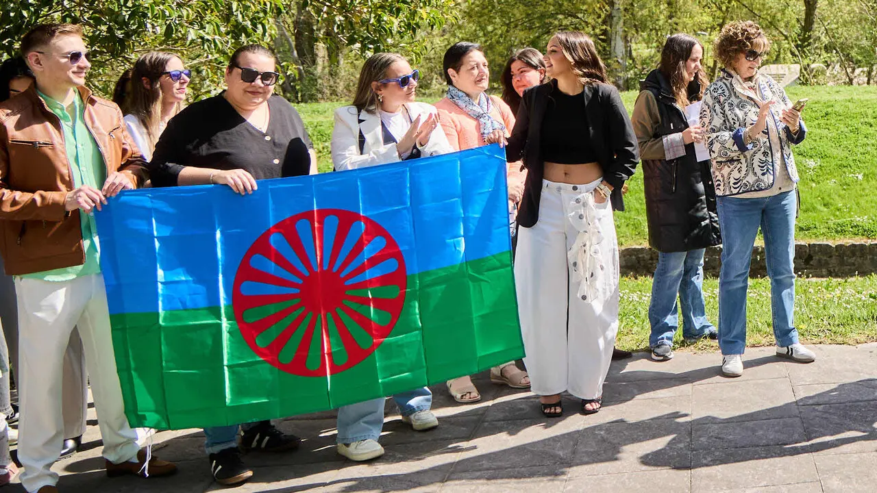 Descubrimiento de una placa de homenaje y reconocimiento al pueblo gitano y celebraci&oacute;n de la Ceremonia del r&iacute;o junto a las pasarelas del Arga en el D&iacute;a Internacional del Pueblo Gitano. I&Ntilde;IGO ALZUGARAY